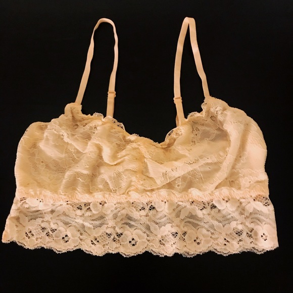 Urban Outfitters Lace Scallop Bralette 💞 - Picture 2 of 5
